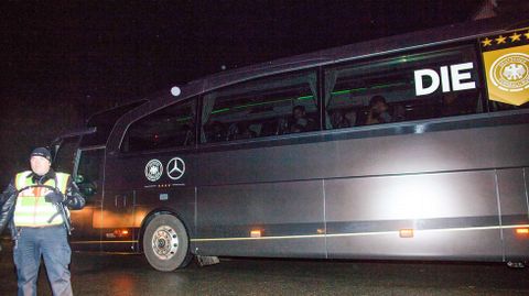 El autobús de la selección alemana abandona la zona