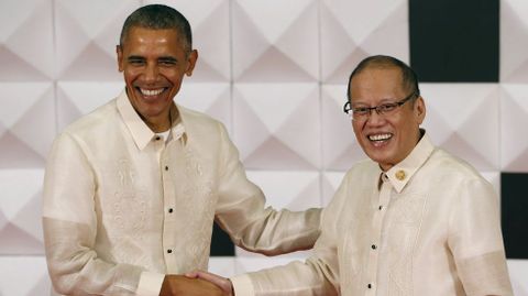 Obama saluda al presidente de Filipinas, Benigno Aquino, durante la cena de gala de la APEC, en donde se encontrará con el presidente chino, Xi Jinping