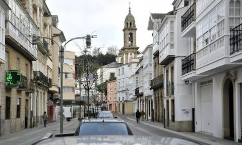 Vista del centro del casco urbano de la villa de Ortigueira, con la plaza del Concello al fondo.