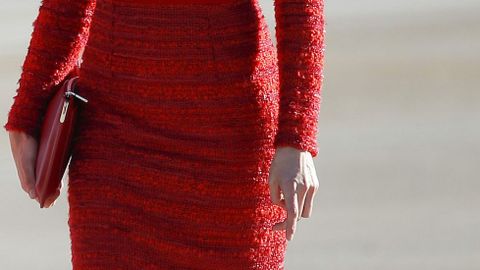 Letizia se decant por un total look en rojo, con vestido, bolso y zapatos en ese color. 