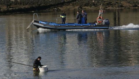 Mariscadores faenando en la ría del Burgo, en una imagen de archivo.