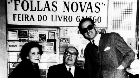 El escritorio con su mujer Anisia, también escritora, y Otero Pedrayo en 1959