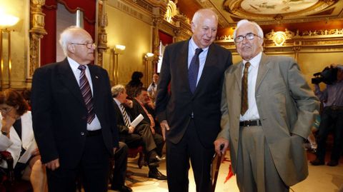 Entrega de la medalla Alejo Carpentier del Consejo del Estado de la República de Cuba a Neira Vilas, en la imagen con el rector de Santiago Casares Long y el consul de Cuba