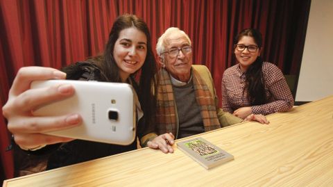 Neira Vilas, con dos alumnas del IES Leiras Pulpeiro de Lugao, que se hicieron un selfie con el escritor, este mismo año en abril