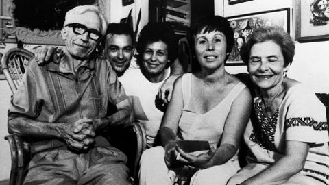 Neira Vilas y Anisia, cubana, en su casa de La Habana
