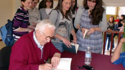 Neira Vilas en un instituto firmando libros. Memorias dun neno galego era un imprescindible de la enseñanza en Galicia