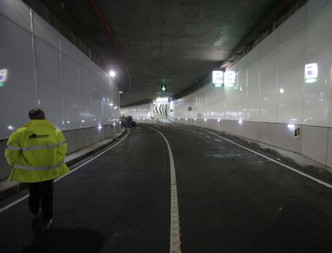Un operario, ayer, en el túnel subterráneo del Parrote, listo ya para unirse con el de la Marina.