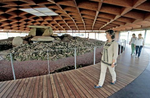 Las visitas guiadas atraen hasta el megalito a numerosas personas a lo largo del año.