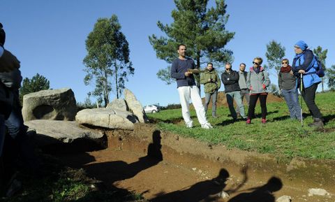 Amantes de la arqueología, caminantes de ruta y miembros de O Naranxo en la charla de Lestón.