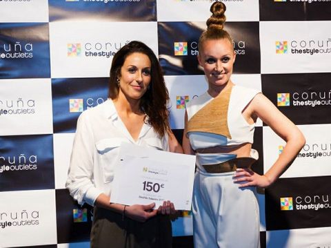 Lorena Martínez, a la izquierda, alumna de Goymar, con una de las creaciones que le valieron para ganar el premio Talento 2015 que el año pasado conquistó Lorena de Dios. Javier Quintela presentó su primera colección «demi couture», con Susana Ríos y Tomas Buchter.