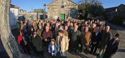 Los feligreses de Rodís se niegan a ir a misa los sábados por la tarde y ayer se concentraron ante la iglesia parroquial.