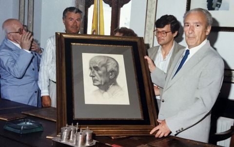 <span lang= es-es >A obra de Prieto Coussent</span>. Luis Prieto Coussent faille entrega ao daquela alcalde de Ribadeo, E. Gutiérrez, do retrato de Camilo Barcia Trelles pintado polo seu irman, Benito Prieto Coussent en 1936.