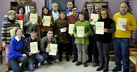 Los asistentes al último curso, el viernes con sus diplomas.