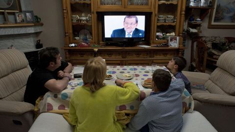 Una familia sigue el debate en su casa de Sevilla