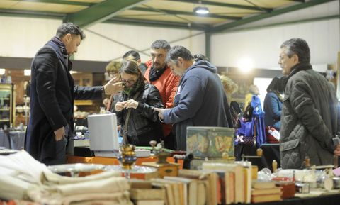 En el recinto se pusieron a la venta todo tipo de objetos antiguos y de artesanía.