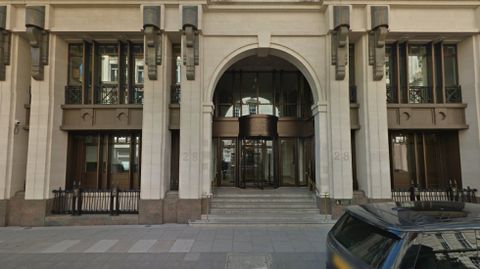 Edificio de oficinas en Londres, en el barrio de St James, denominado Almack House, por un importe aproximado de unos 294 millones de euros.