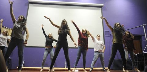 La coreografía de Máisquedanza sobre la violencia de género abrió el acto de presentación del libro en el instituto Laxeiro.