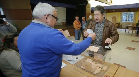 El alcalde de Pontevedra y miembro de la candidatura de Nós, Miguel Anxo Fernández Lores, vota en la casa de la cultura de Marcón, en Pontevedra. 