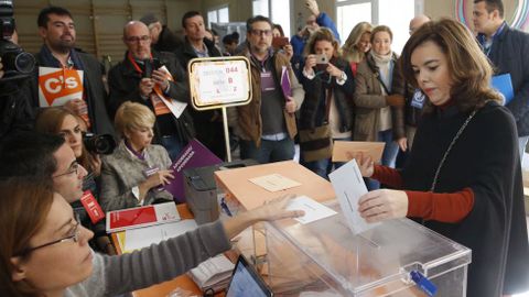 La vicepresidenta del Gobierno, Soraya Sáenz de Santamaría, deposita su voto para las elecciones generales en el colegio Sagrada Familia de Madrid.