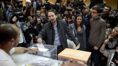 Pablo Iglesias, líder de Podemos,es el último de los cuatro principales candidatos a la presidencia del Gobierno que ha acudido a votar. Lo ha hecho en el instituto Tirso de Molina, del madrileño barrio de Vallecas.