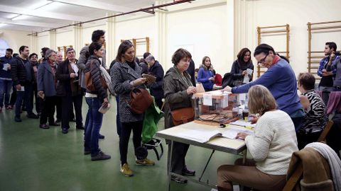 Numerosas personas esperan para votar en el Colegio Infant Jesús de Travessera de Grácia de Barcelona