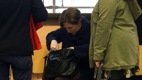 La alcaldesa de Barcelona, Ada Colau, no encuentra el D.N.I. entre sus pertenencias para poder votar, por lo que ha tenido que abandonar el colegio electoral y volver a casa para buscarlo. 