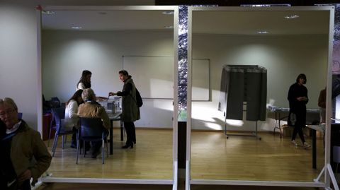 Una mesa en un colegio electoral madrileño, reflejada en un espejo