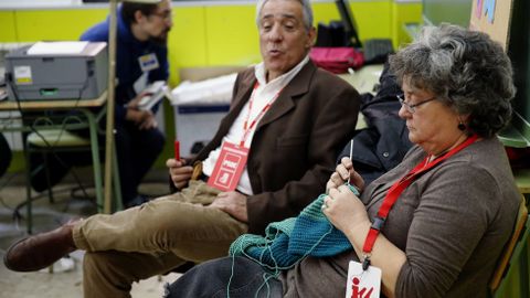 Una interventora hace ganchillo en el colegio electoral del Instituto Santa Teresa de Jesús, en Madrid