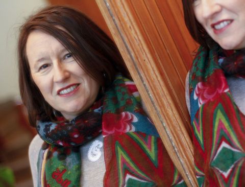 Ana Jesús, en un espejo de su casa de O Inferniño: «Me encantaba ir a esta plaza con los niños».