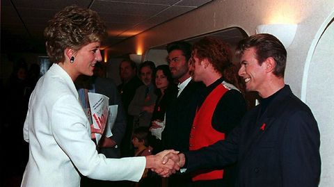 Saludando a la princesa Diana de Gales en una gala contra el SIDA en el año 1993.