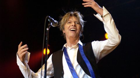 David Bowie en un concierto en Colonia (Alemania) en 2002.