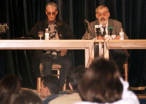 <span lang= es-es >Último encontro dos dous poetas</span>. En abril de 1996, Manuel María presentou nun acto celebrado na Casa de Cultura de Monforte Poesía última de amor e enfermidade, o segundo libro de Lois Pereiro e o derradeiro que foi publicado en vida do autor, quen falecería na Coruña a finais do seguinte mes