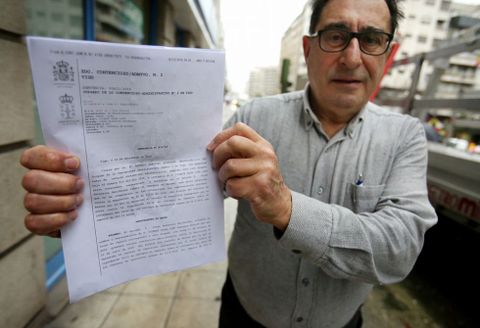 Vicente Casal muestra la sentencia por la que se ha librado de pagar 859 euros en Baiona.