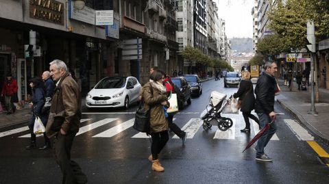 Ourense 69-97 | El lunes entre las 15.47 y las 15.57, 69 peatones cruzaron correctamente el semáforo de la calle Progreso. Otros 88 atravesaron la calle con la luz verde pero fuera del paso, y 9 lo hicieron en rojo.