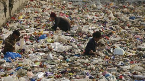 Plásticos en un canal de Peshawar (Pakistán)