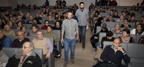 Xulio Ferreiro y Xiao Varela a su llegada al Ágora, donde se reunieron con los vecinos.