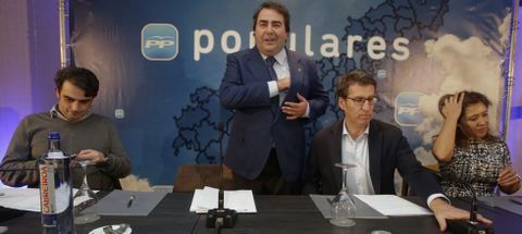Negreira, de pie, flanqueado por Diego Calvo (izquierda), Alberto Núñez Feijoo (derecha) y Beatriz Mato.