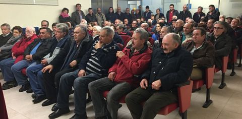 Más de doscientos propietarios asistieron a la reunión informativa convocada por el Concello.