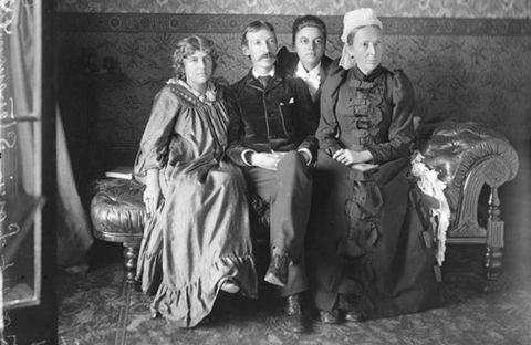 ESTUDIANTE Y FAMILIA. Sobre estas líneas, Stevenson, al poco de concluir sus estudios de leyes, aunque no llegó a ejercer. Arriba, el escritor, retratado con su madre, mujer y cuñada.