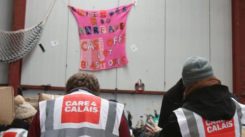 Proceso de seleccion de ropa en uno de los dos almacenes cedidos a Care 4 Calais. Este fin de semana trabajaban alli 82 voluntarios.