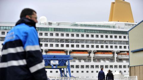 El crucero «Aurora» atracado en Ferrol