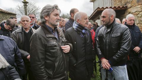 También acudió al cementerio el presentador de «Luar», Xosé Ramón Gayoso.