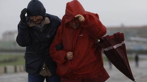 Lluvias, viento y olas tienen en alerta el norte de la península