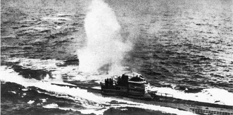 El submarino «U-966» recibiendo una carga de profundidad.