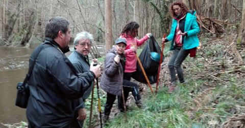Quienes participaron ayer en la limpieza del camino y la orilla del río programan volver otro día.
