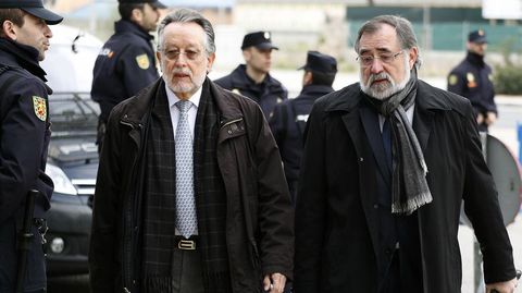 El exvicealcalde, Alfonso Grau, a la izquierda, a su llegada al juzgado