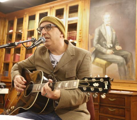 Nicolás Pastoriza actuó en la biblioteca de la Emao.