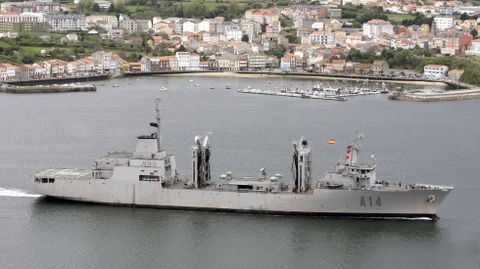 Vista del «Patiño» saliendo de la ría de Ferrol