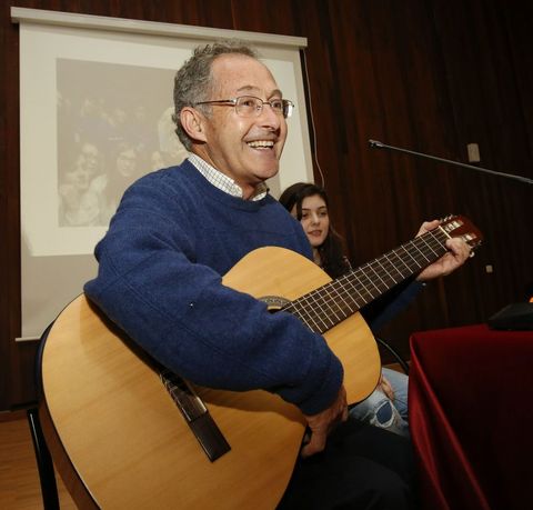 Ángel Carracedo, ayer, guitarra en mano en el Alfredo Brañas. 