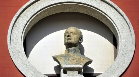Busto de Juan Carlos I en la fachada del Concello de Ferrol, donde no hay ninguna calle o parque con el nombre del emérito